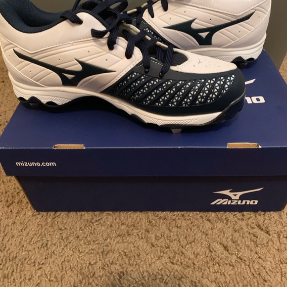 WHITE AND NAVY MIZUNO CLEATS(Never worn) (WOMENS) - Picture 3 of 6